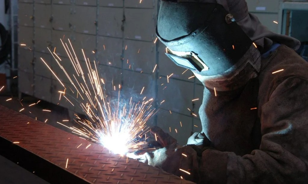 Emprego na indústria sobe no primeiro semestre, aponta relatório